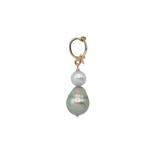 A 14 karat yellow gold pendant with a spherical gray Akoya pearl and pear shaped Tahitian pearl (side).